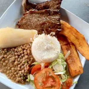 Almuerzo con carne asada