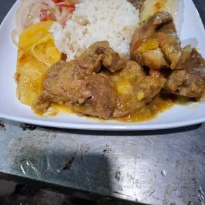 Almuerzo con carne Guisada